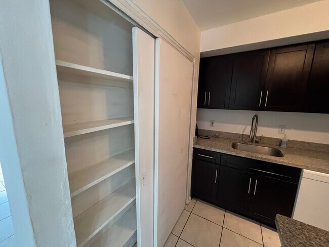 Foto del edificio - 6904 N Kendall Dr