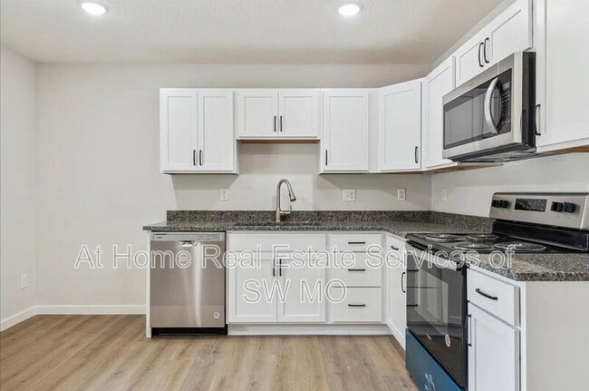 Building Photo - 1052 S Overhill Ave