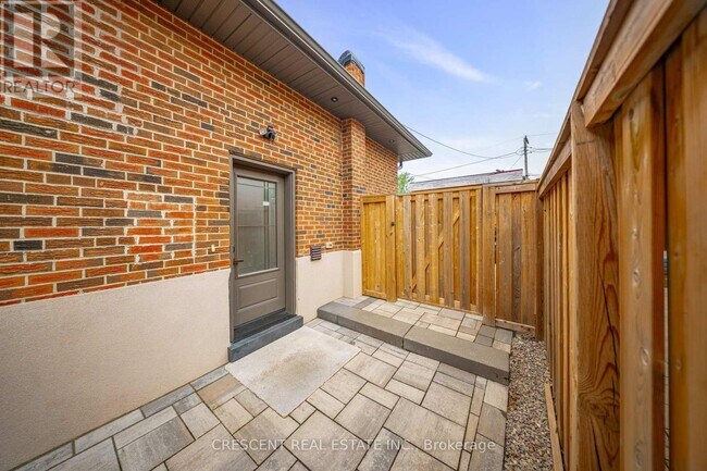 Photo du bâtiment - 14 Brampton Rd