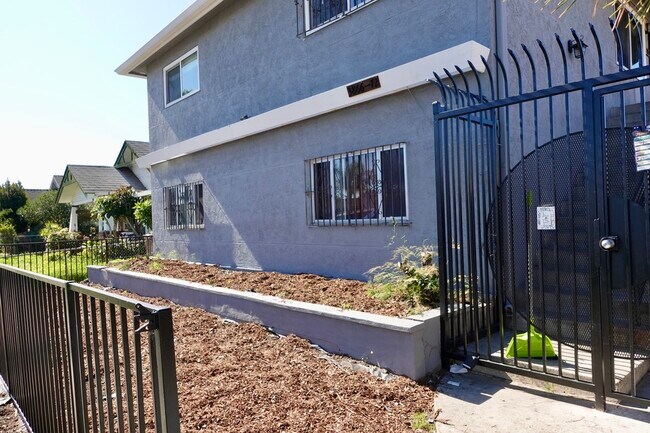 8 Unit Complex - 3866 41st St