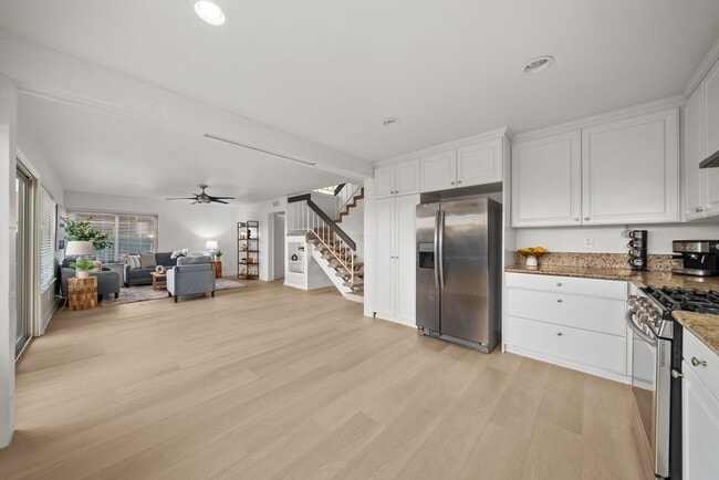 Foto del edificio - Exceptional 4 bedroom, 3 baths + loft, 2 s...
