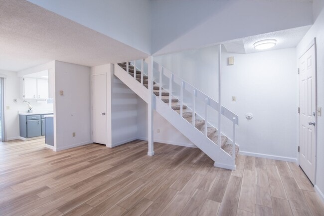 Building Photo - Updated 3 bedroom 1.5 bathroom duplex!