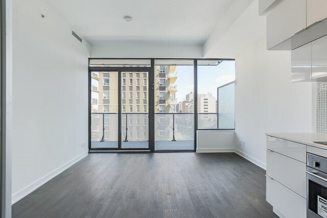 Building Photo - 185-1185 Roehampton Ave
