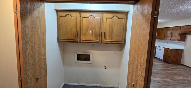 Building Photo - 3 Bedroom 2 Bathroom home near Cowden Elementary for $1395!