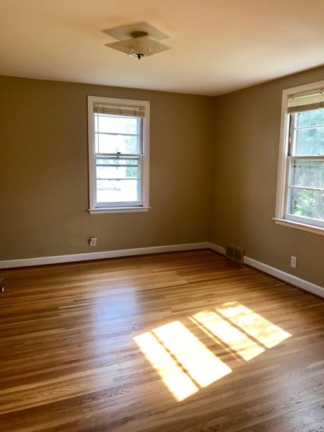 Building Photo - WOODLAND NEIGHBORHOOD - 3 Bedroom Move-In ...