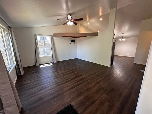 Building Photo - 3 Bedroom 2 Bath Single Family House
