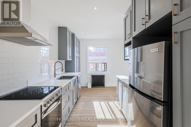 Building Photo - 2066 Yonge St