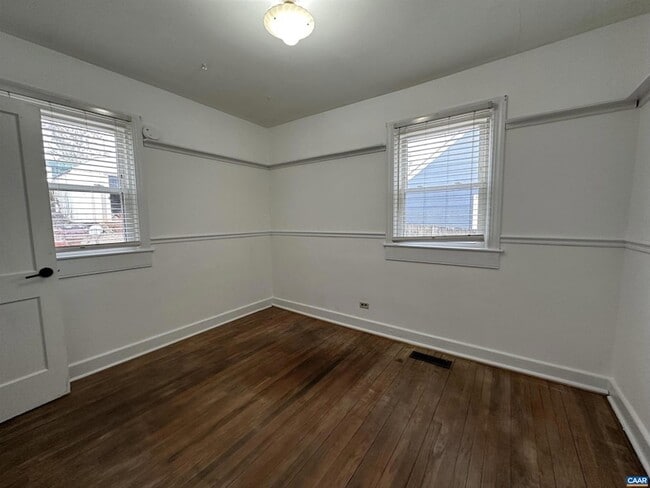 Building Photo - 1321 Willow Dr