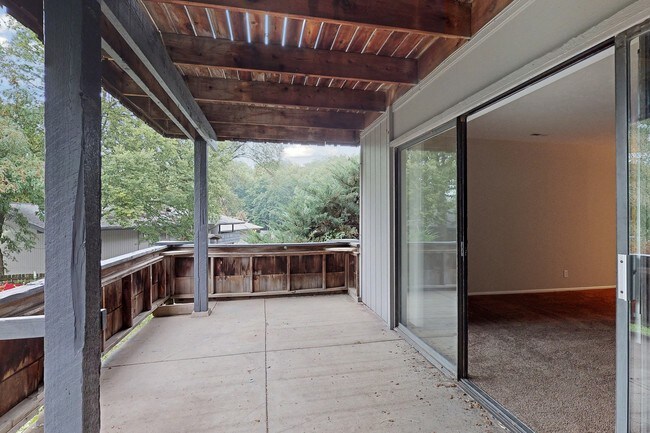 Building Photo - Fontenelle Hills