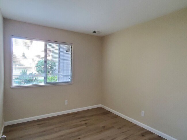 Foto del edificio - Spacious Downstairs Condo, New Wood Floori...