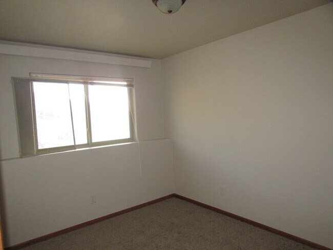 Building Photo - r1350