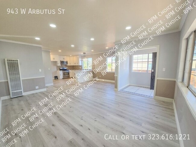 Building Photo - 943 W Arbutus St