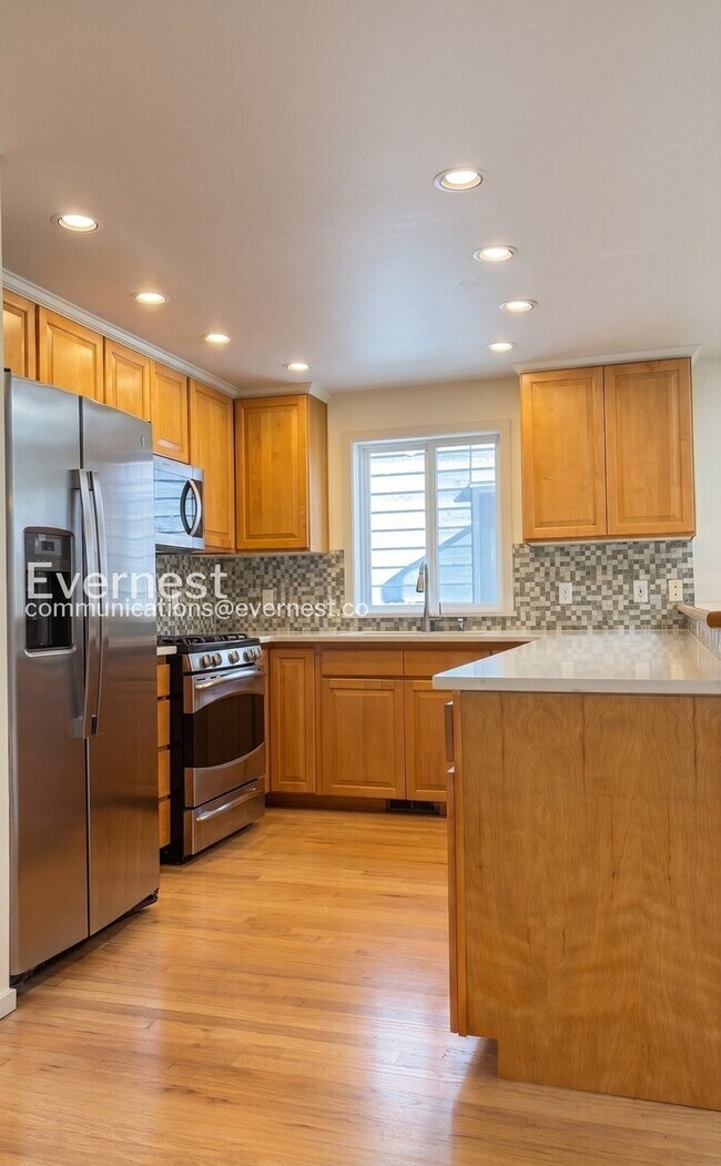 Foto del edificio - 3 Bed, 2 Bath Home with Garage / Vouchers Accepted / Available Soon!