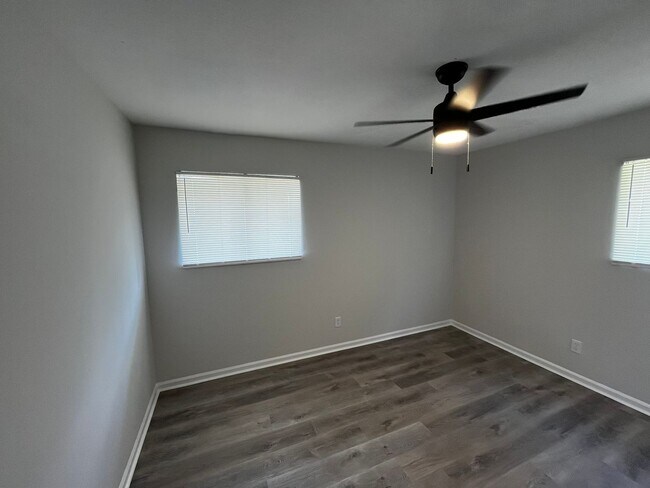 Building Photo - Renovated 2 Bedroom/ 1 Bath Apartment.