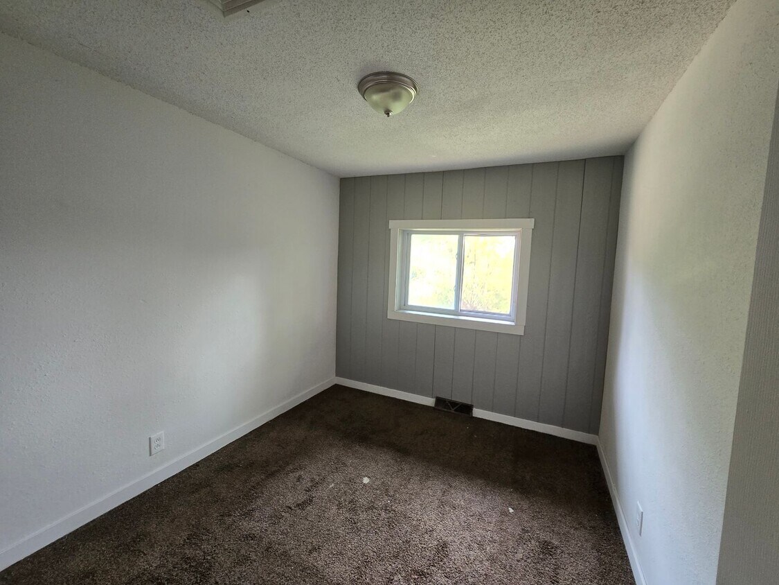 Primary Photo - 3 bed 1 bath w/ fireplace!