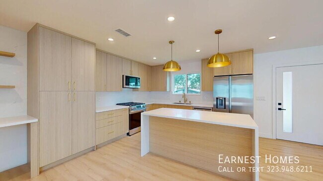 Foto del edificio - 16701 Chatsworth St