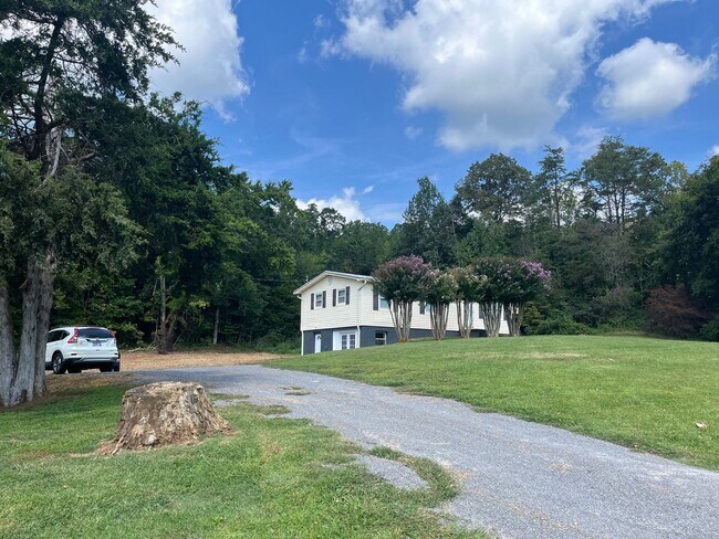 Building Photo - Country Living!