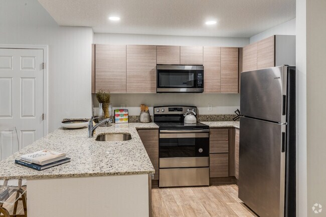 2HAB, 2BA, - 900SF - Sandlake Palazzo