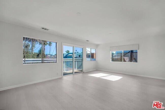Foto del edificio - 466 S Venice Blvd