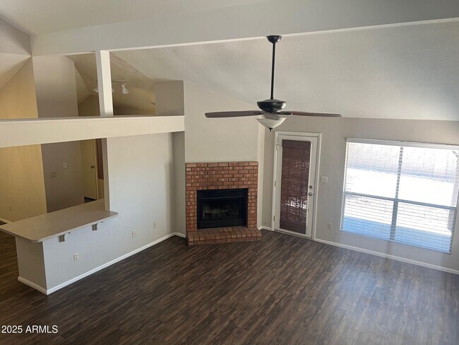 Foto del edificio - 728 N Hazelton Dr