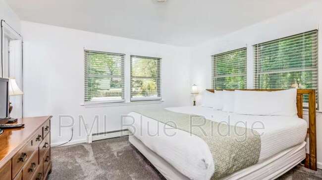 Foto del edificio - 1150 W Blue Ridge Rd