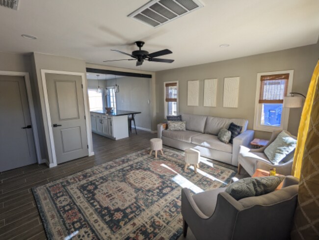 Foto del edificio - 4065 E Flower St