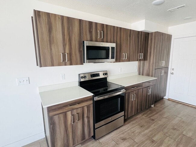 Building Photo - Beautiful new construction town home with ...