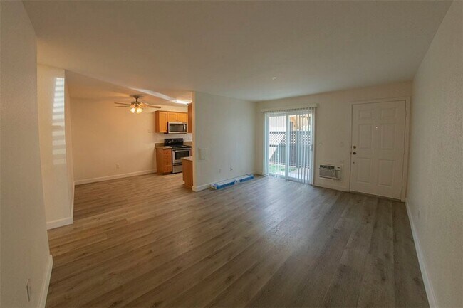 Foto del edificio - 2BR/1BA Clairemont Condo Freshly Painted, New Vinyl Plank Flooring Throughout Patio, 1 Parking Space