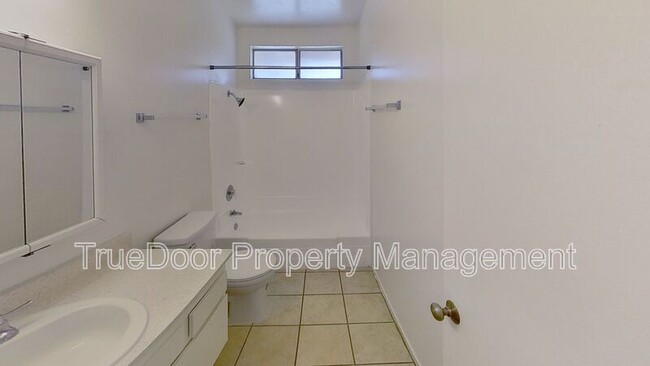 Building Photo - 563 N Tustin Ave