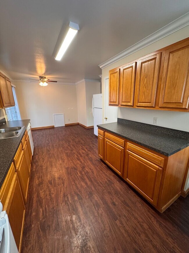 Building Photo - 3962 Lake Rd