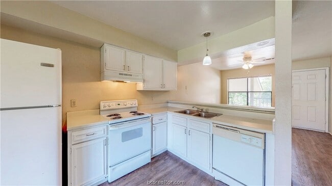 Building Photo - 303 Manuel Dr