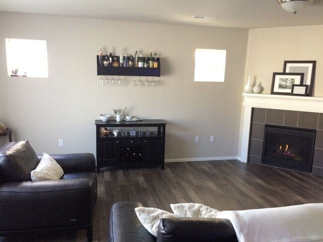 Building Photo - Beautifully maintained Home Gated Communit...