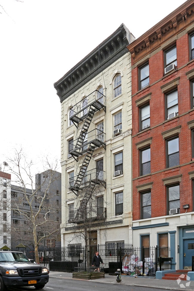 Building Photo - 320 W 17th St