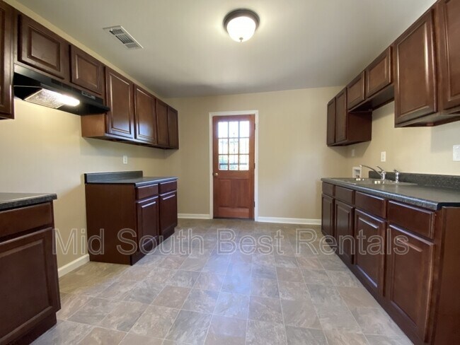 Building Photo - 2085 Rile St