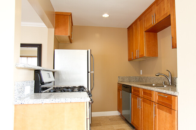 APARTMENT 8 - 2132 Penmar Ave