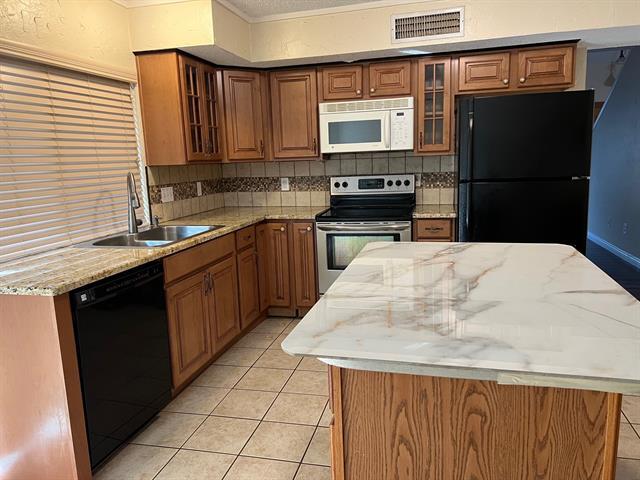 Foto del edificio - 3100 Charter Oak Dr