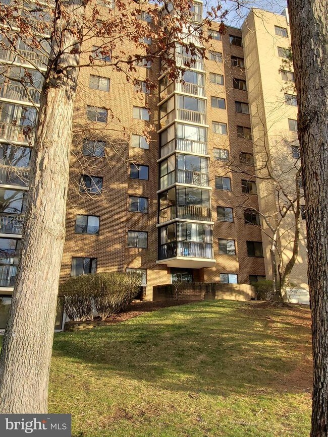 Building Photo - 15101 Interlachen Dr