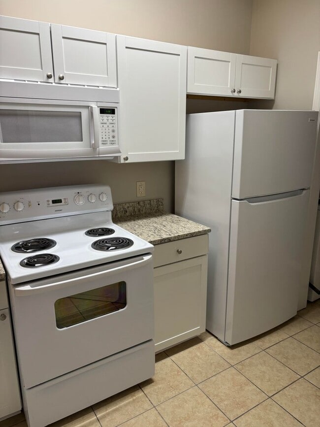 Building Photo - 2-Bedroom, 2-Bathroom Condo with Balcony, ...