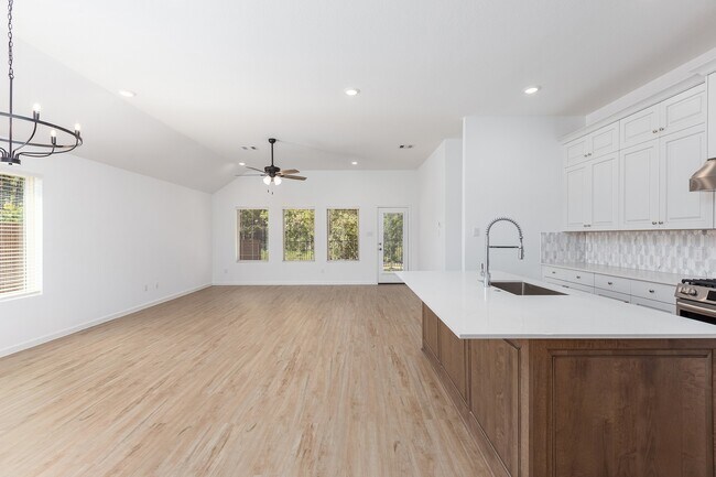 Foto del edificio - 28819 Mount Bonnell Dr