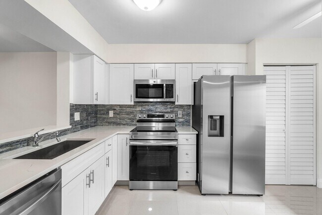 Foto del edificio - 7290 Kinghurst Dr
