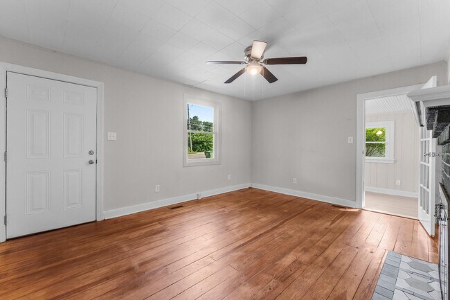 Building Photo - 2403 Flint St