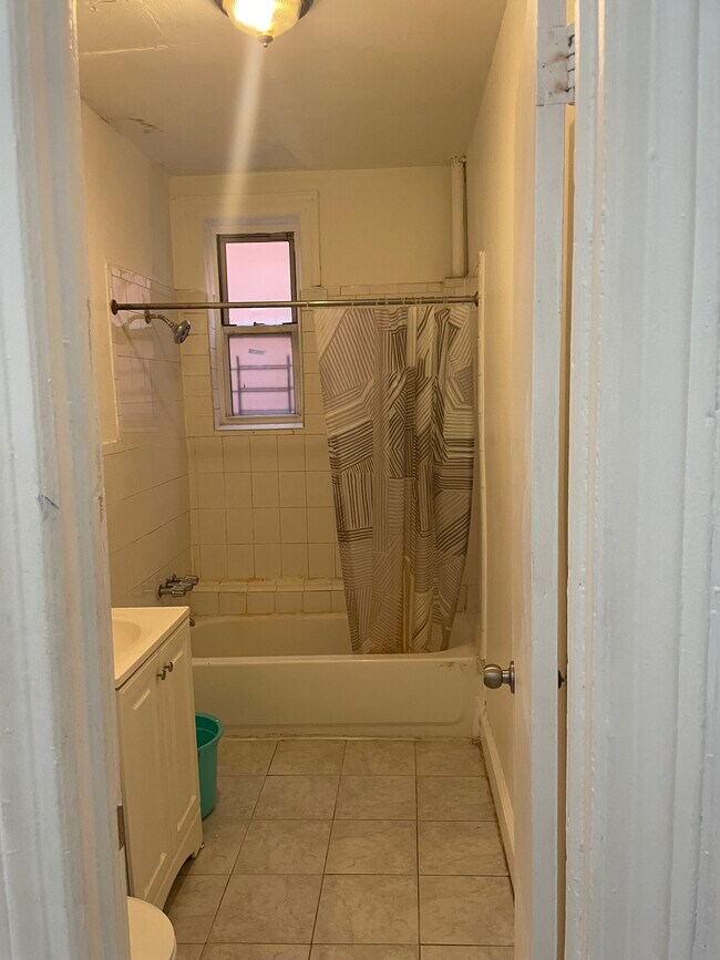 Building Photo - 1114 Fteley Ave