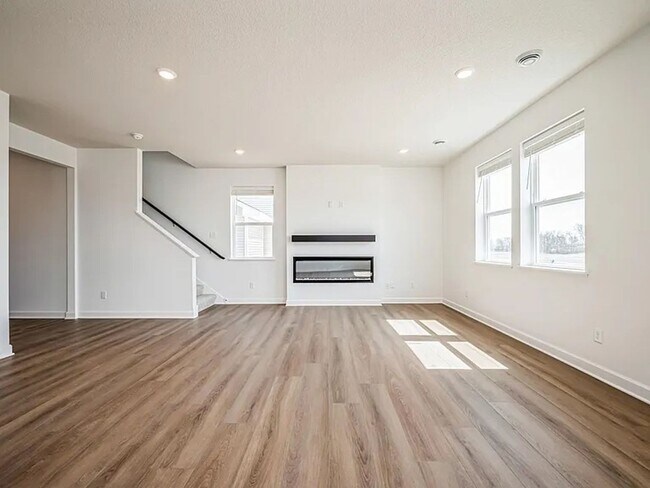 Foto del edificio - rare brand new construction home for lease...