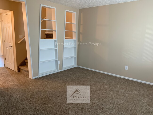 Building Photo - 1122 Delaware Dr