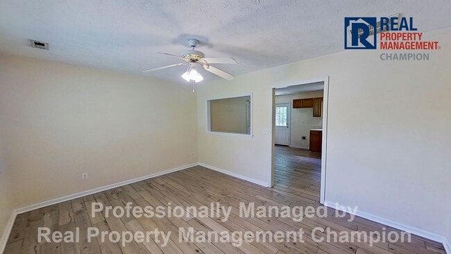 Foto del edificio - All Brick Ranch with Attached Garage on Large Lot