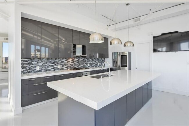 Building Photo - 333 Nelson St SW