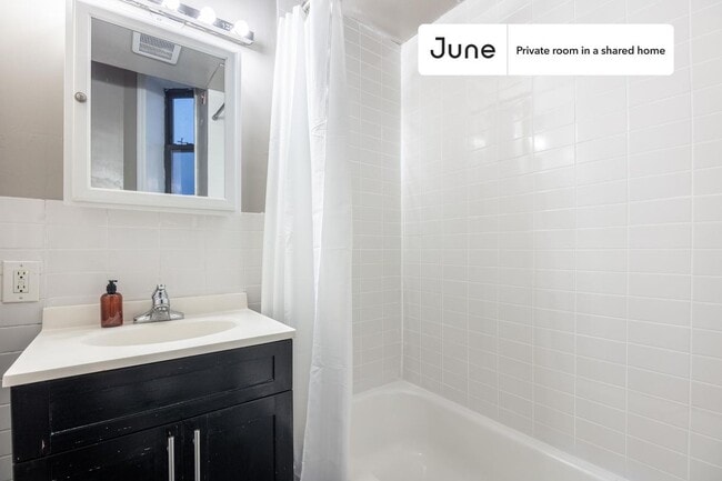 Building Photo - Room in Shared 4 bed/1 bath home