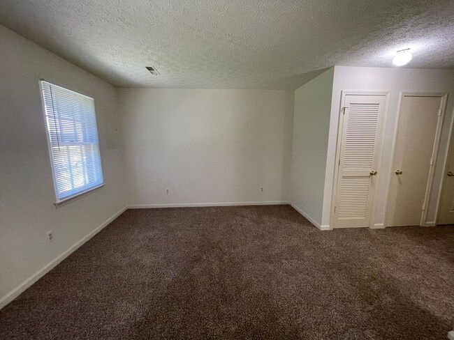 Building Photo - Two Bedroom Duplex in Bedford