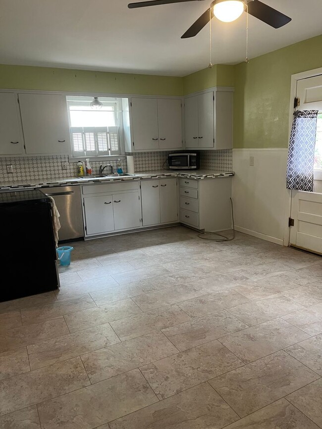 Foto del edificio - 3 BEDROOMS, 1.5 BATH, 1 CAR GARAGE