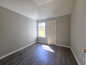 Building Photo - 811 Forest Hillside Ln